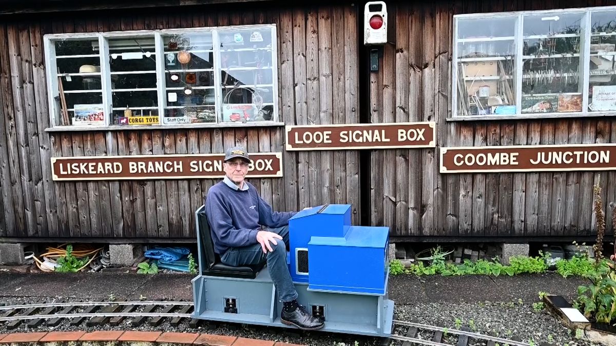 Britský senior si na zahradě postavil železniční trať